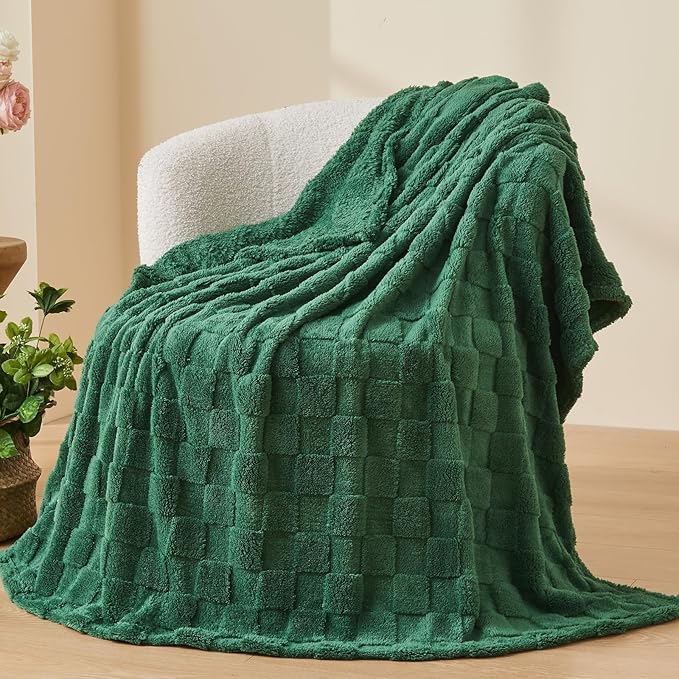 NEWCOSPLAY Super Soft King Blanket Dark Green Premium Silky Flannel Fleece 3D Checkered Lightweight Bed Blanket All Season Use (Dark Green Checkered, King(90"x110"))