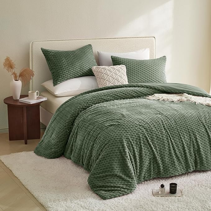 Petrichor Fluffy Twin Comforter Set - Ultra-Soft Green Flannel Thick Comforter for Queen Bed, Luxury Warm Bedding Set for Winter & Fall, Cozy Fuzzy Bed Set 2 Pieces (1 Comforter & 1 Pillowcase)