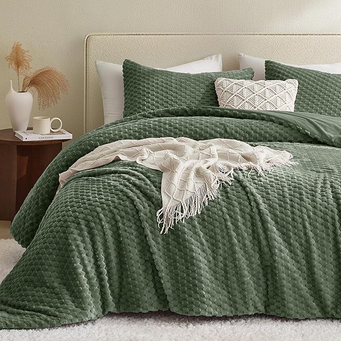 Petrichor Fluffy Queen Comforter Set - Ultra-Soft Green Flannel Thick Comforter for Queen Bed, Luxury Warm Bedding Set for Winter & Fall, Cozy Fuzzy Bed Set 3 Pieces (1 Comforter & 2 Pillowcases)