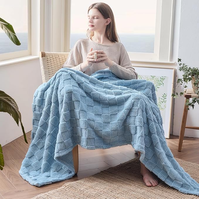 NEWCOSPLAY Super Soft King Blanket Blue Premium Silky Flannel Fleece 3D Checkered Lightweight Bed Blanket All Season Use (Blue Checkered, King(90"x110"))