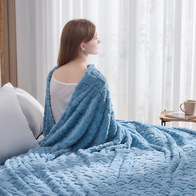 NEWCOSPLAY Super Soft King Blanket Blue Premium Silky Flannel Fleece 3D Heart Checkered Lightweight Bed Blanket All Season Use (Blue Heart, King(90"x110"))