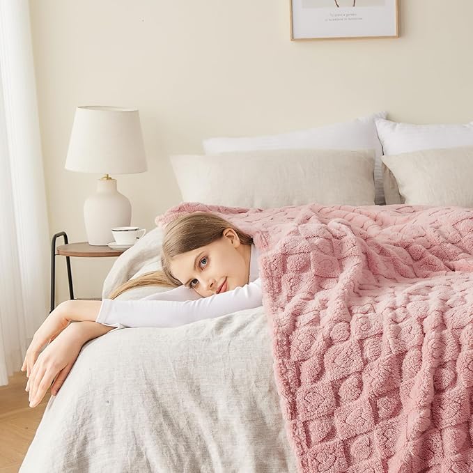 NEWCOSPLAY Super Soft Twin Blanket Pink Premium Silky Flannel Fleece 3D Heart Checkered Lightweight Bed Blanket All Season Use (Pink Heart, Twin(60"x80"))