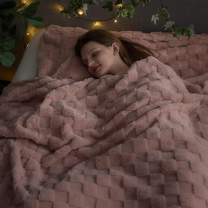 NEWCOSPLAY Super Soft King Blanket Pink Premium Silky Flannel Fleece 3D Checkered Lightweight Bed Blanket All Season Use (Pink Checkered, King(90"x110"))