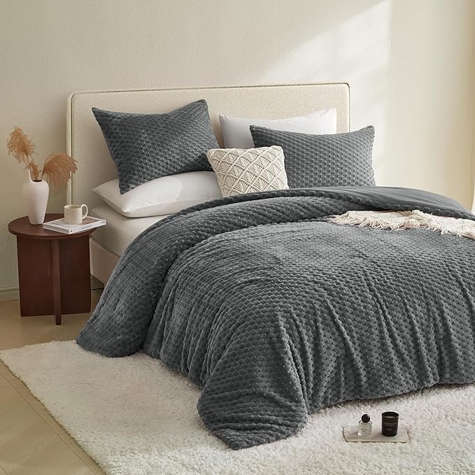 Petrichor Fluffy King Comforter Set - Ultra-Soft Gray Flannel Thick Comforter for King Bed, Luxury Warm Bedding Set for Winter & Fall, Cozy Fuzzy Bed Set 3 Pieces (1 Comforter & 2 Pillowcases)