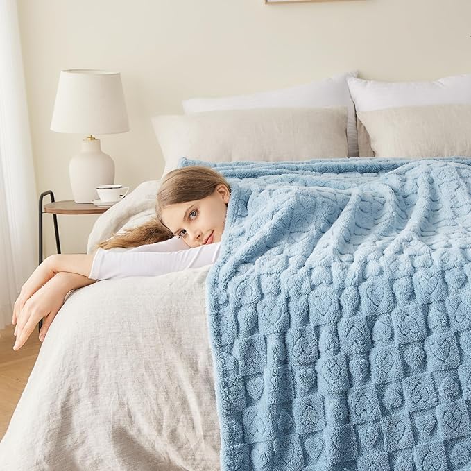 NEWCOSPLAY Super Soft King Blanket Blue Premium Silky Flannel Fleece 3D Heart Checkered Lightweight Bed Blanket All Season Use (Blue Heart, King(90"x110"))