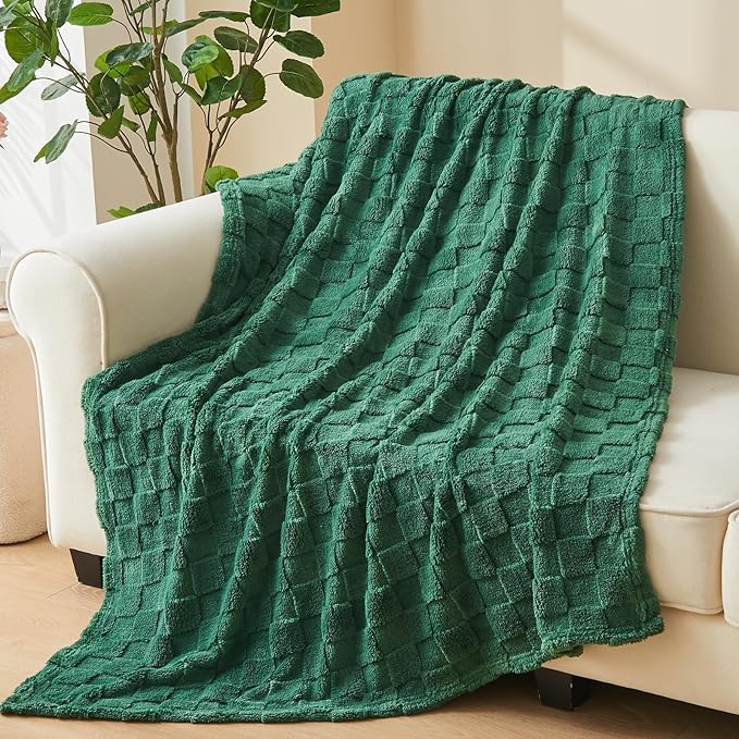 NEWCOSPLAY Super Soft Throw Blanket Dark Green Premium Silky Flannel Fleece 3D Checkered Lightweight Bed Blanket All Season Use (Dark Green Checkered, Throw(50"x70"))
