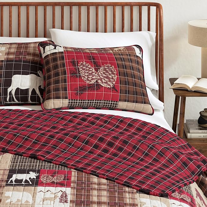 Great Bay Home Rustic Cabin Twin Size Quilt Set with Shams - All-Season, Lightweight, Reversible Bedspread - Lodge-Themed Summer Bedding Sets (Twin/Twin XL, Hemlock Red/Brown)