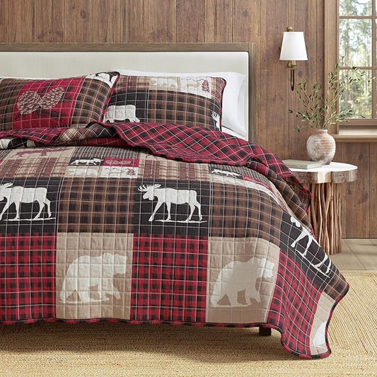Great Bay Home Rustic Cabin King Size Quilt Set with Shams - All-Season, Lightweight, Reversible Bedspread - Lodge-Themed Summer Bedding Sets (King/California King, Hemlock Red/Brown)