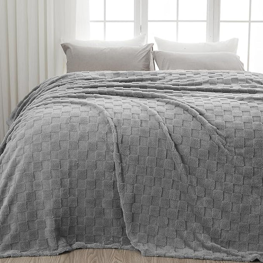 NEWCOSPLAY Super Soft Queen Blanket Grey Premium Silky Flannel Fleece 3D Checkered Lightweight Bed Blanket All Season Use (Grey Checkered, Queen(90"x90"))