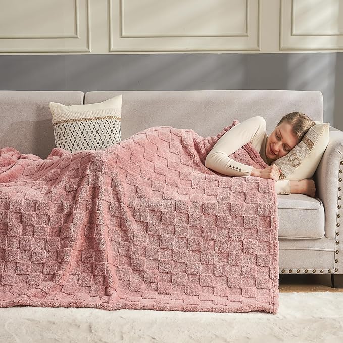 NEWCOSPLAY Super Soft Throw Blanket Pink Premium Silky Flannel Fleece 3D Checkered Lightweight Bed Blanket All Season Use (Pink Checkered, Throw(50"x70"))