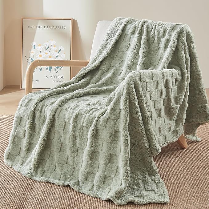 NEWCOSPLAY Super Soft Twin Blanket Sage Green Premium Silky Flannel Fleece 3D Checkered Lightweight Bed Blanket All Season Use (Sage Green Checkered, Twin(60"x80"))